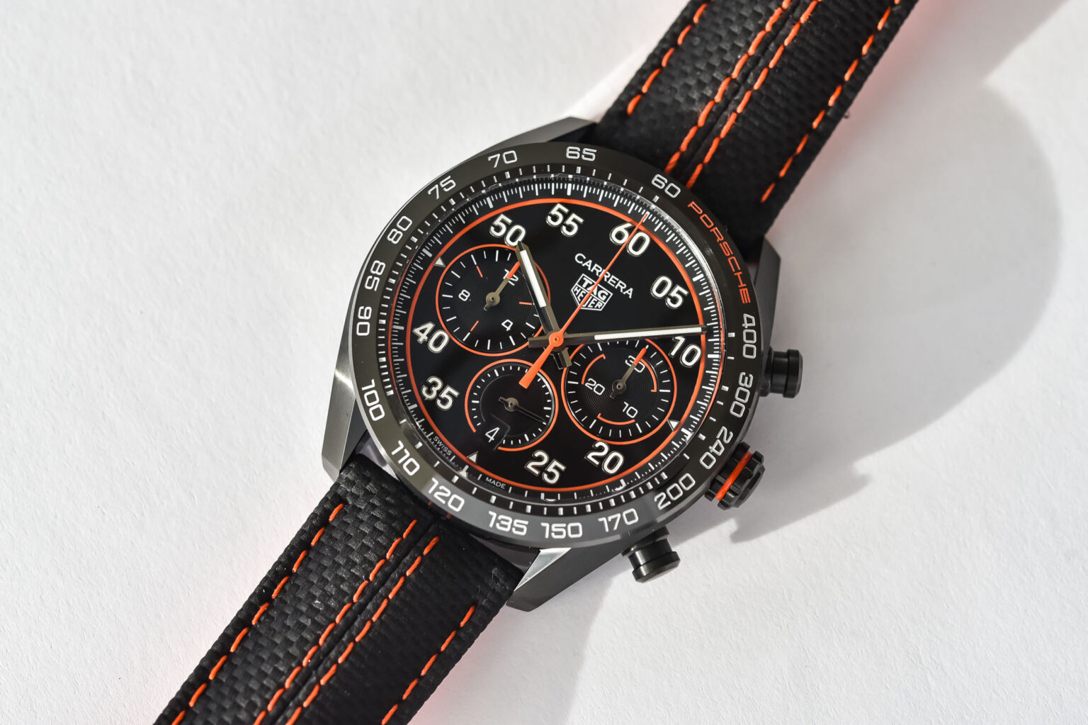 TAG Heuer 與 Porsche 再次聯手推出Carrera Chronograph x Porsche Orange Racing