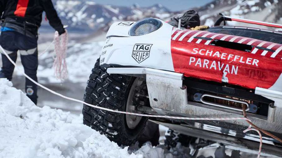 換裝門軸的特別版Porsche 911　賽車挑戰全球最高火山